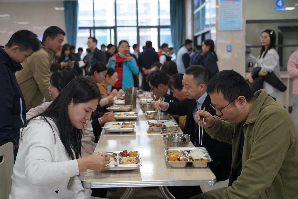 筑牢校园“食安”防线 共绘家校“同心”圆 |  我校举办本学期第三期家长进校园交流座谈会